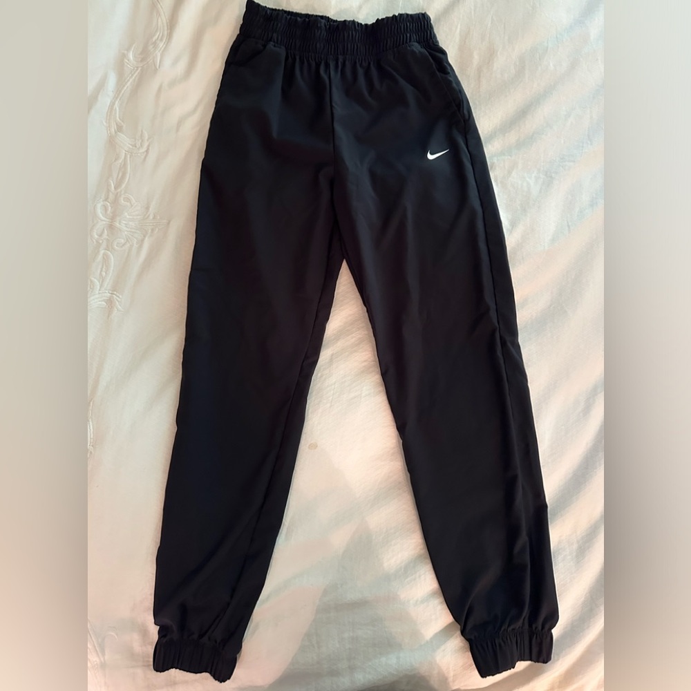 Nike Dry-FIT One Woven training pants. Barely worn. Practically new Big Kids (M)
